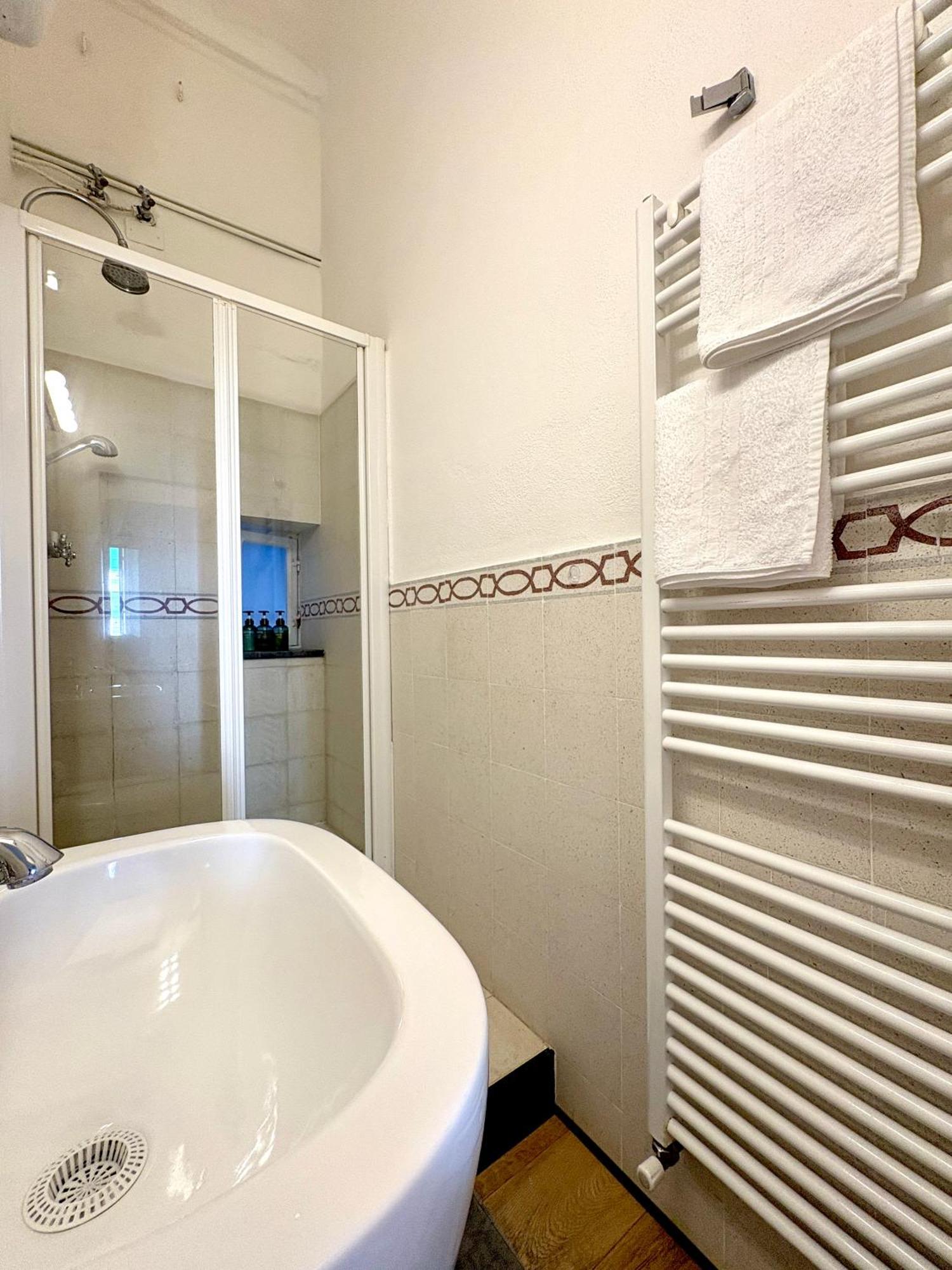 Marina Apartment, Unique, Authentic, Beachfront, 2 Aircondo Bdr , 2Bht, Easy To Train Or From Private Parking Βερνάτσα Εξωτερικό φωτογραφία