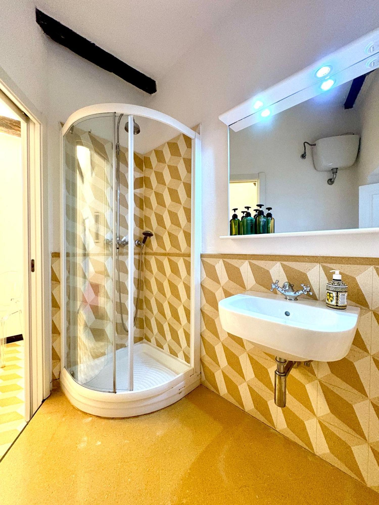 Marina Apartment, Unique, Authentic, Beachfront, 2 Aircondo Bdr , 2Bht, Easy To Train Or From Private Parking Βερνάτσα Εξωτερικό φωτογραφία